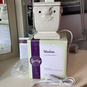NIB Scentsy Windsor full-size Wax Warmer
